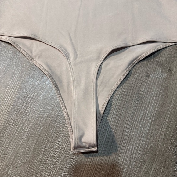 NWT Banana Republic Light Tan Bodysuit size L 😻 - Picture 5 of 7